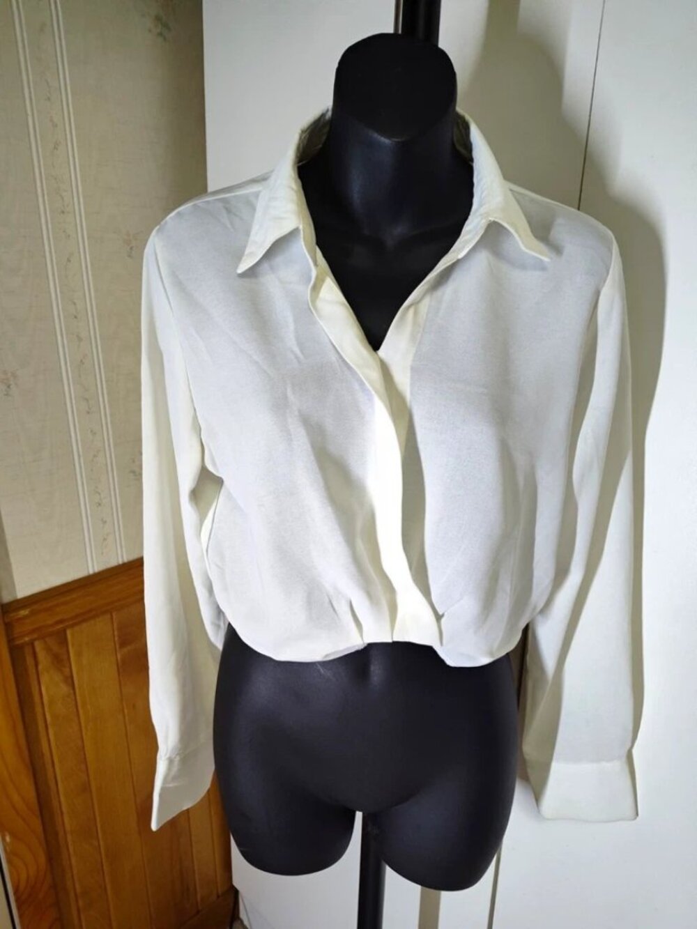 DAZY Womens Solid White Collared Cropped Long Sleeve Button-Up Blouse Size M